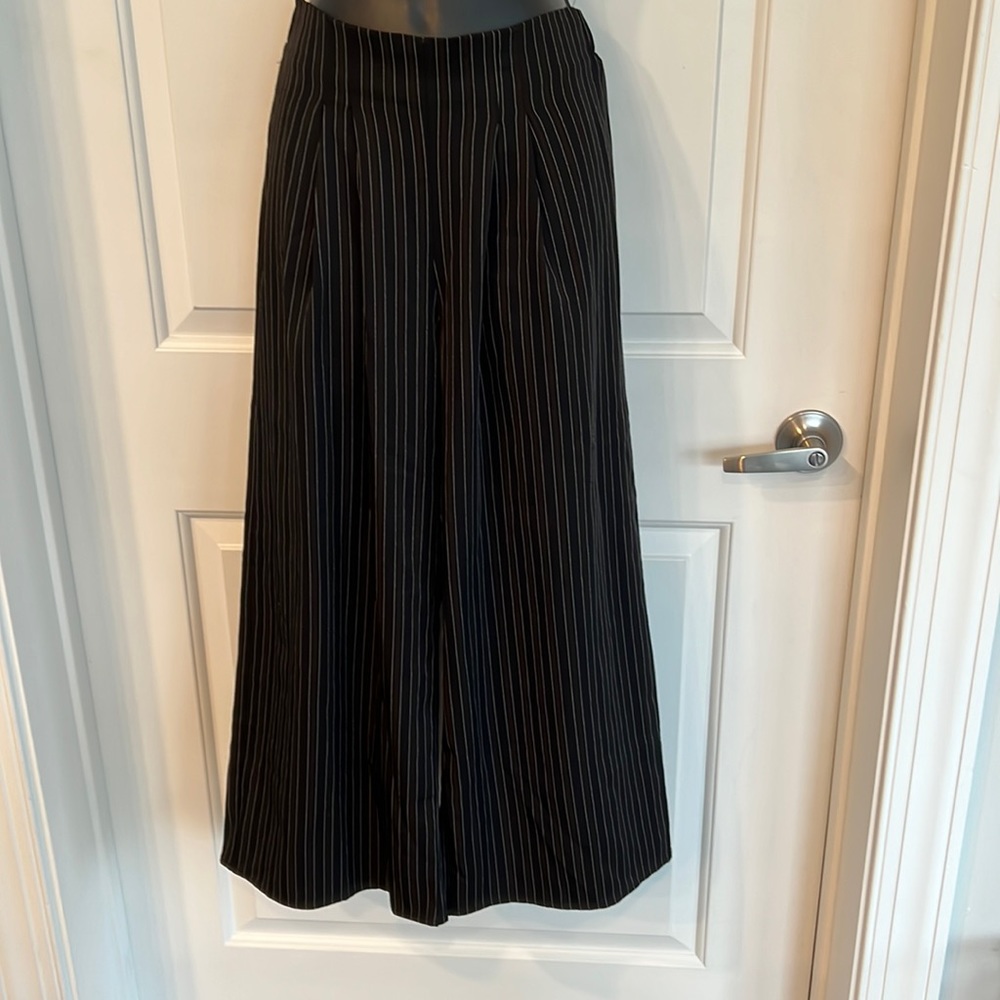 Ladies/Jrs size small, wide leg trousers, by Sienna sky. Great condition!